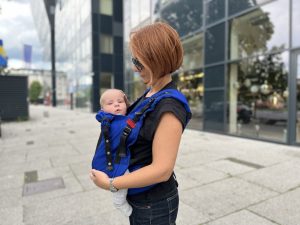 Royal blue - nosiljka za bebe
